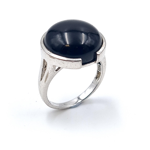 585 - An unusual  sterling silver cabachon stone onyx ring. Ring size O. Weight 5.86 grams.