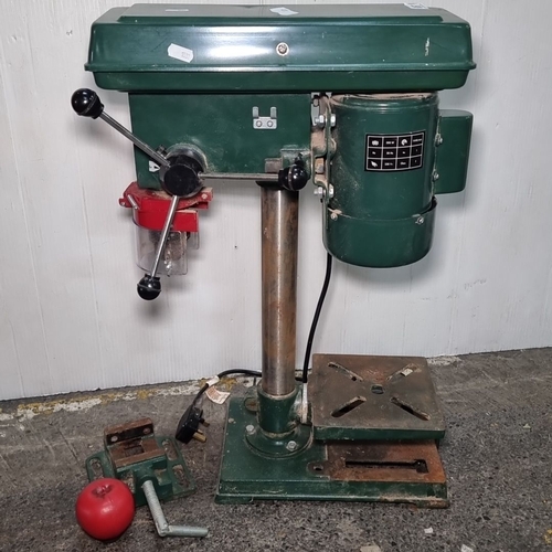 657 - Benchtop drill press in green color. Comes with an adjustable worktable and attached vise. Equipped ... 