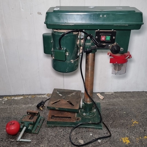 657 - Benchtop drill press in green color. Comes with an adjustable worktable and attached vise. Equipped ... 