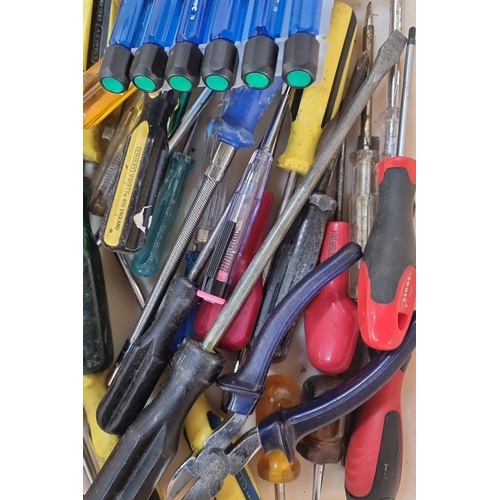 680 - A mixed lot of assorted hand tools. The lot includes mainly screwdrivers of various brands, includin... 