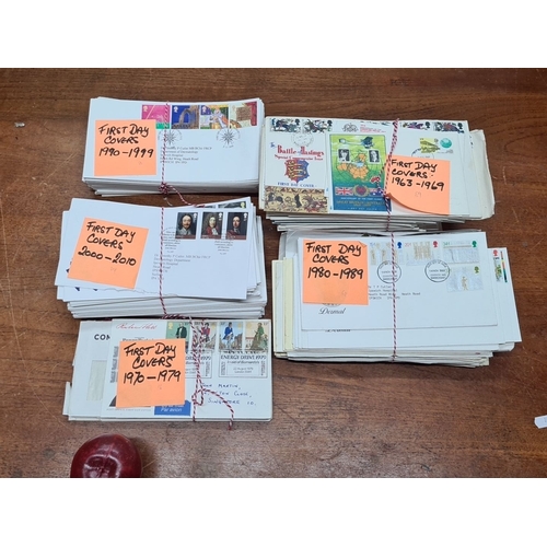 729 - A large Collection of over 300  Uk First Day Covers from various decades: 
1. 1963-1969
2. 1970-1979... 