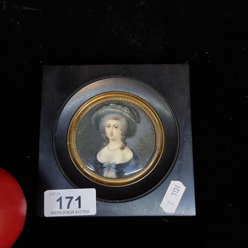 171 - A delicate 18th century original miniature painting. Features a portrait of Françoise-Louise de La B... 