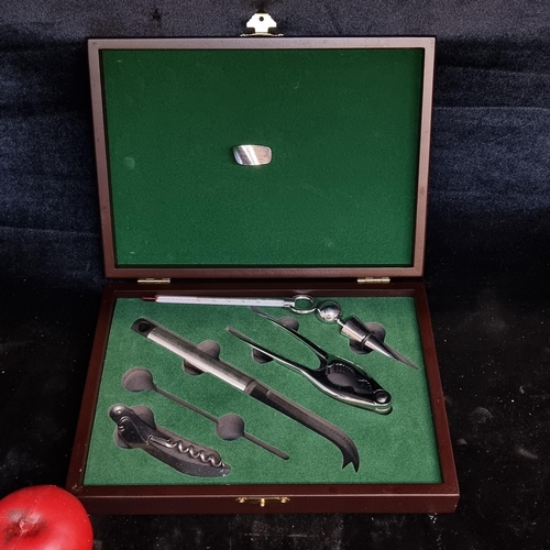 215 - A cased wine accessory set. Nice gift idea for any wine lovers.