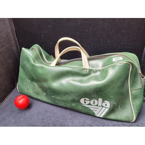 357 - A fab original retro large Gola sports bag. Classic design with zip fastening.