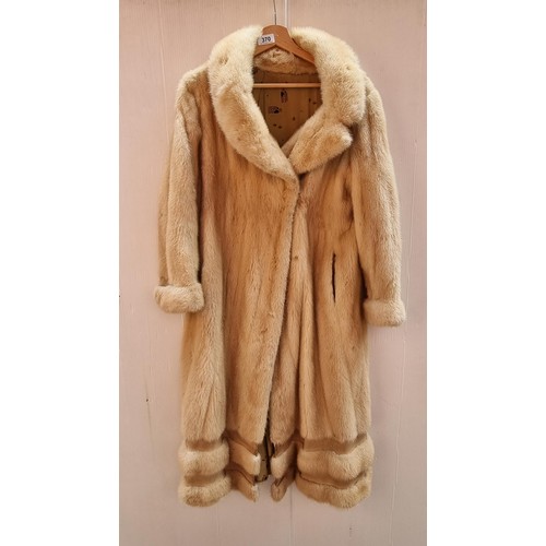 370 - Star lot : A lovely statement vintage fur coat with Dasco fasteners. No size listed, fits like a siz... 