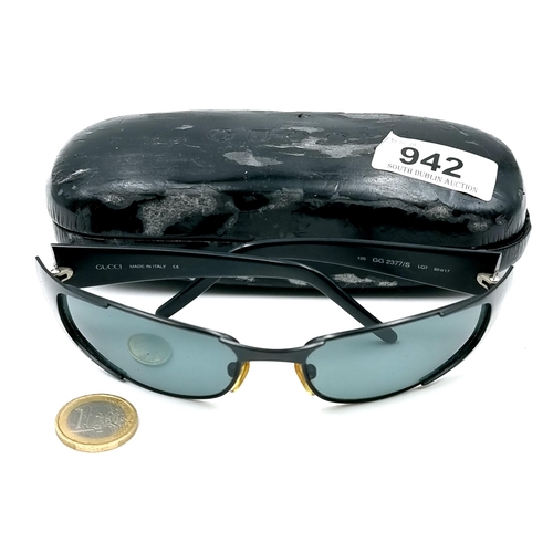 A pair of black Gucci shield sunglasses GG 2377/S. Made in  display picture 3