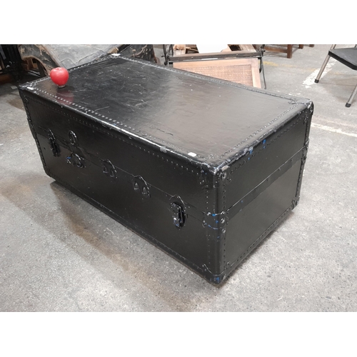 1179 - A very large Vintage travel trunk / chest with stud reinforcements to sides and top, opening to reve... 