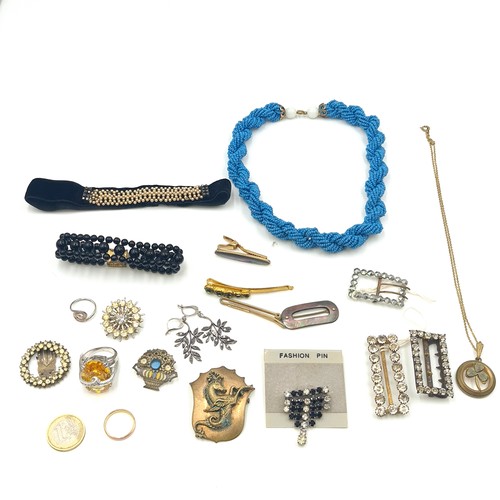 547 - A collection of assorted jewellery consisting of rings, brooches, necklaces, hair slides and clips o... 