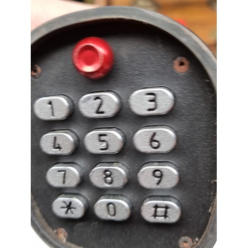 380 - A red cobra Ericofon famous mid century modern telephone from Ericsson. In very good condition with ... 