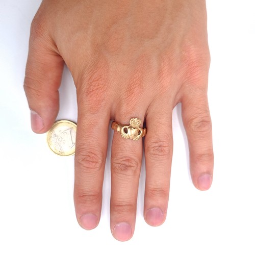 50 - A vintage  gents nine carat gold 375 Claddagh ring. Size S. Weight 3.20 grams.