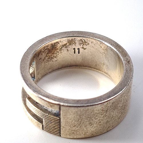 593 - An as new sterling silver 925  original Gucci designer ring. Ring size K. Weight 7.25 grams. Present... 