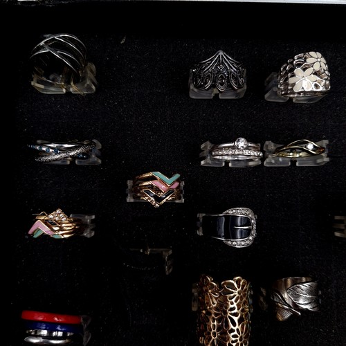 1183 - A fantastic selection of ladies rings in various different sizes. All held in a high quality hard sh... 