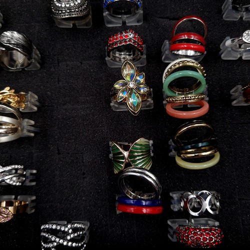 1183 - A fantastic selection of ladies rings in various different sizes. All held in a high quality hard sh... 