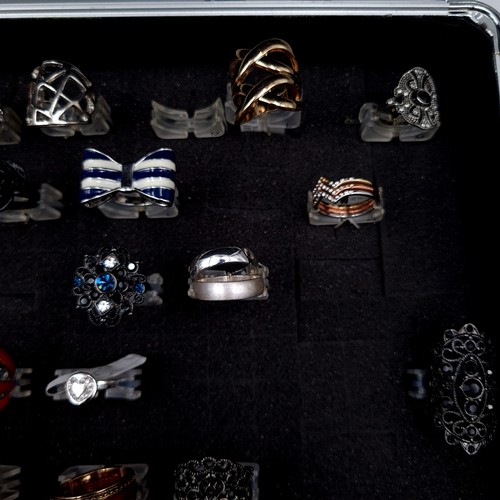 1183 - A fantastic selection of ladies rings in various different sizes. All held in a high quality hard sh... 