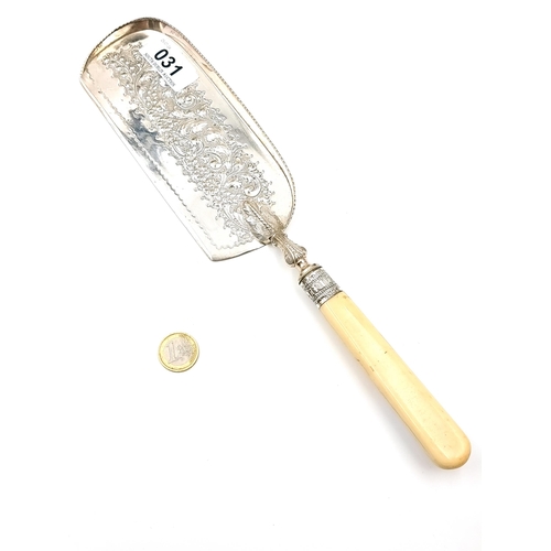 31 - A most attractive sterling silver collar crumb scoop set with bone handle. Total length - 33 cms. Sc... 