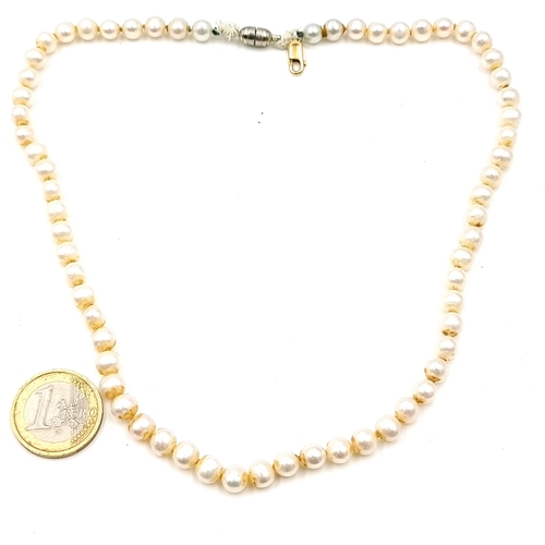 40 - A pearl necklace set with twist clasp 18k gold clasp. Length - 42 cms.