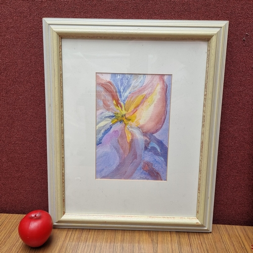 808 - A delightful original watercolour on paper painting. Features a botanical study of a flower. Rendere... 