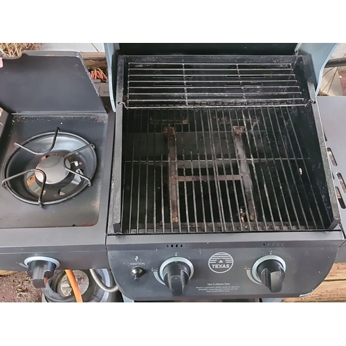 701 - Star lot : A very clean Texas gas grill with built-in side burner and two main burners. Includes int... 