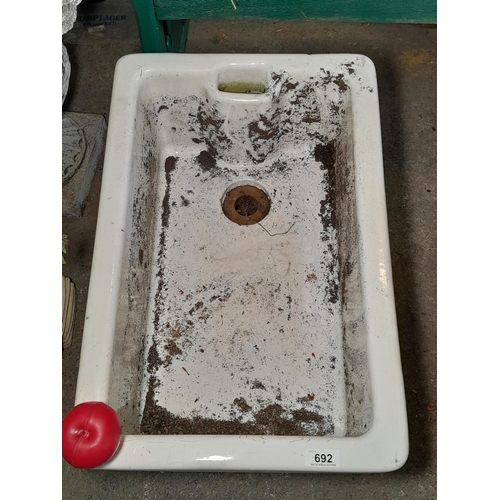 692 - A super Belfast sink. Heavy solid piece. The Enamel looks in good order. 62cm x 40cm x 25cm