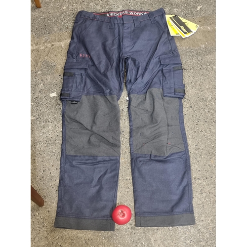 857 - A brand new pair of Snickers workwear pants, protec work. Old new stock with tags intact. Waist 36 3... 