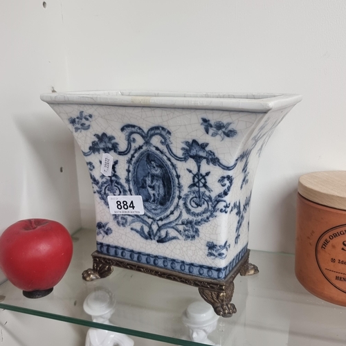 884 - A beautiful vintage Toussi Court blue and white Chinese planter / vase with brass lion paw feet.