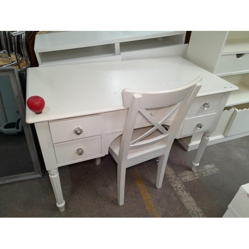 927 - An elegant off white ladies writing table comprising of five neatly sized drawers accompanied by woo... 