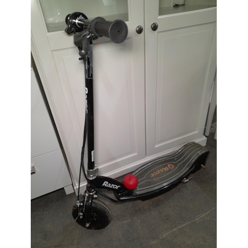 952 - A Razor E-100 scooter RRP $209 from razor.com, No charger, heavy good quality.