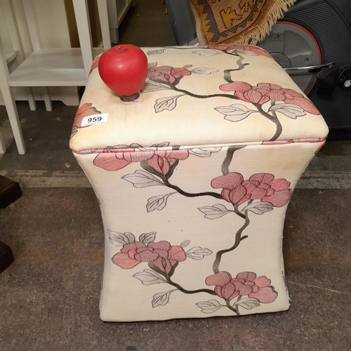 959 - A nicely upholstered good sized footstool