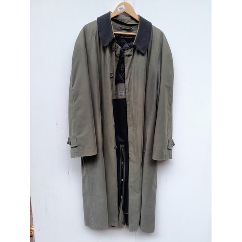 984 - A fabulous long Bugatti gentleman's long coat. Estimated size L-XL. Lovely quality and condition. €2... 