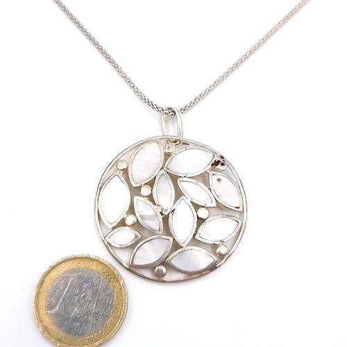 1001 - A very pretty Sterling silver M.O.P Leaf circle pendant and chain. 
Measurements of Chain: 42 cm Tot... 