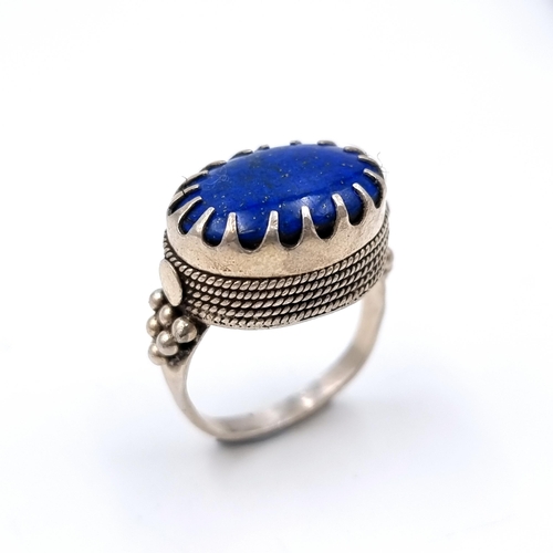 1009 - An unusual,  nice example of a Lapis Lazuli Sterling silver ring. Stamped 925. Boxed. 
Ring size: J ... 