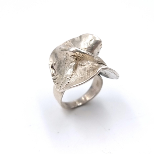 1021 - A unique sterling silver ring. Hallmarks for London dating to 1994. Ring size: M
Total Weight: 16.37... 