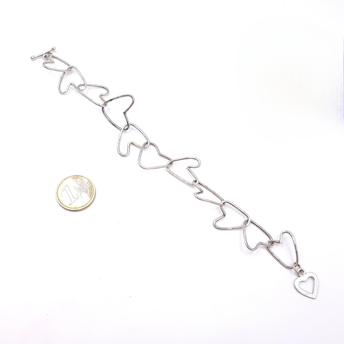 1026 - A charming Sterling Silver 925 heart chain T bar bracelet. Boxed.
Total Weight:15.82 grams