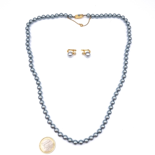 1029 - A very elegant Jewellery set. Including a Pearl necklace with matching earrings. Earrings suitable f... 