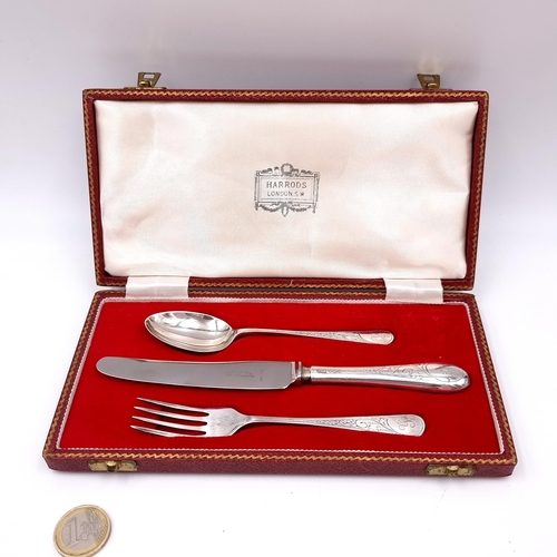 1038 - An elegant Cutlery canteen set with sterling Silver fork, spoon and knife. Hallmarks for Sheffield d... 