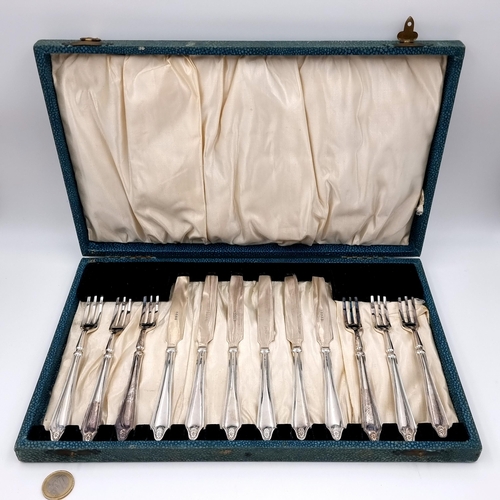 989 - A lovely example of a lovely EPNS Cutlery comprising of Six fish knives and forks. Housed in origina... 