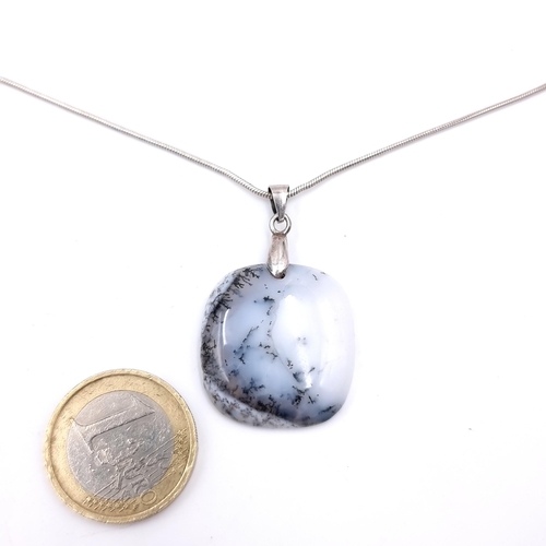 998 - A 'Dendricid Agate' 925 silver pendant and a 925 Silver Chain. 
Measurements: 42 cm Total Weight: 10... 