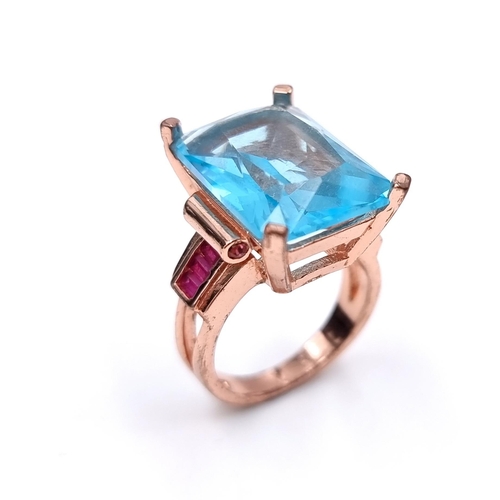 999 - A Sterling 925 Sterling Silver Gilt  gem set stone with Pink Baguette Shoulder stones.
Ring size: O ... 