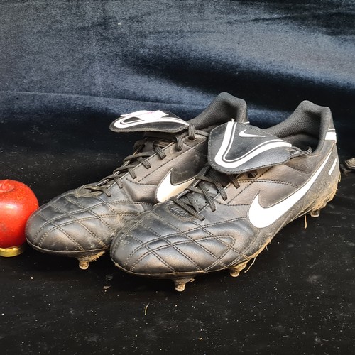 1089 - A fantastic pair of black and white Nike Tiempo football boots. Size UK 11 / EU46