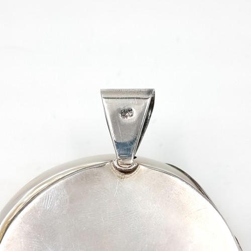 1040 - A fabulous Sterling Silver 925 Pearlescent Pendant. Boxed.
Total Weight: 36.2 grams