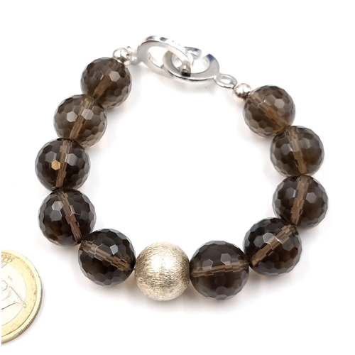 40 - An attractive polished stone bracelet set with silver ball accent and sterling silver clasp. Weight ... 