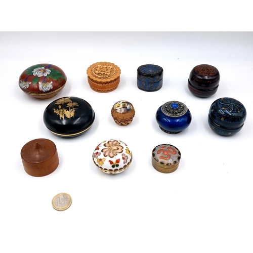 59 - A very interesting collection of eleven snuff boxes, five lacquered examples, two enameled, three tr... 