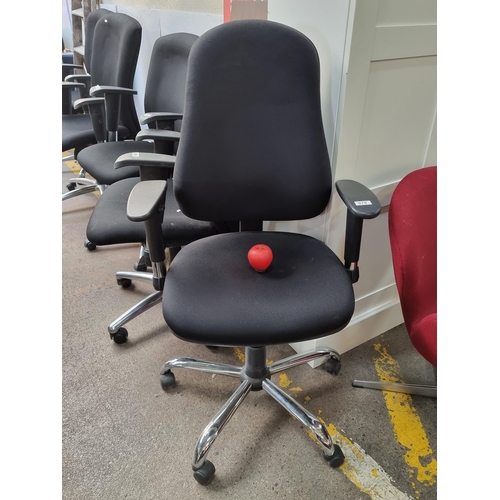 879 - A high quality swivel office chair with castor wheels and adjustable height.