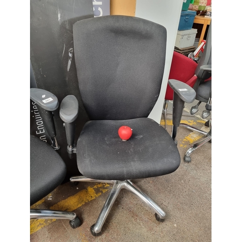 880 - A high quality swivel office chair with castor wheels and adjustable height.