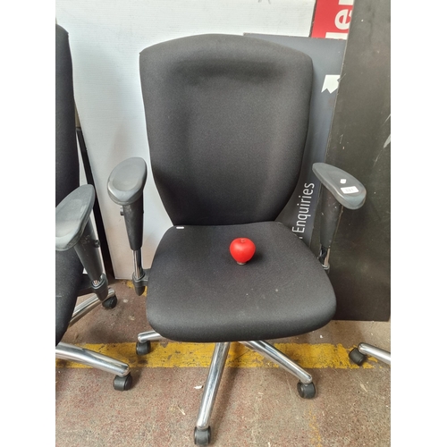 881 - A high quality swivel office chair with castor wheels and adjustable height.