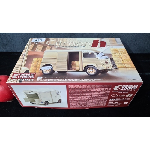 935 - A Citroën H Plastic Kit, 1/24 scale. Includes all components, decals, and instructions. Model of 195... 