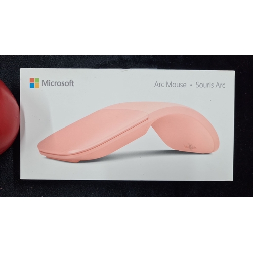 939 - A Microsoft Arc Mouse in pink. Includes touch-scroll functionality. Requires Bluetooth 4.0-4.2. . RR... 