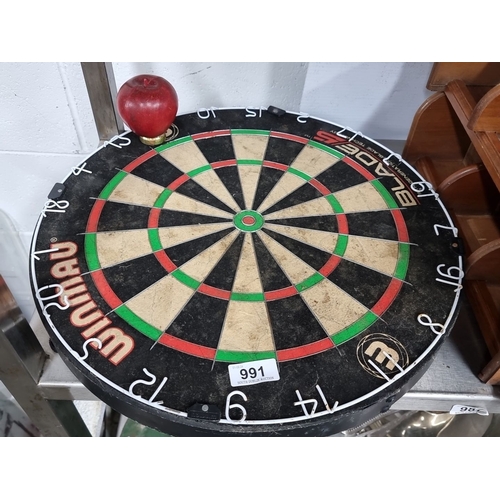 991 - A Winmau Blade 5 dartboard, professional-grade sisal board with embedded numbering system.