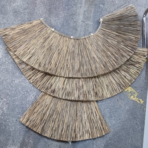 875 - A lot of approx. 25 cape reed thatch tiles. You can be super creative with these like parasols, deco... 