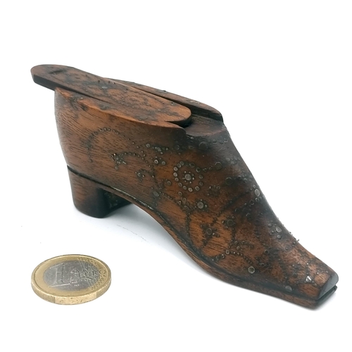 35 - A nice example of a Georgian treen nail decorated snuff/shoe box. Dimensions: L - 11 cms. Width - 3 ... 